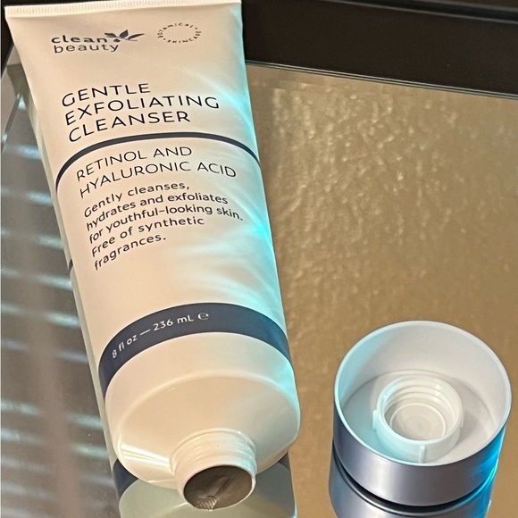 Clean Beauty Gentle Exfoliating Cleanser with Retinol & Hyaluronic Acid NEW - Picture 3 of 8